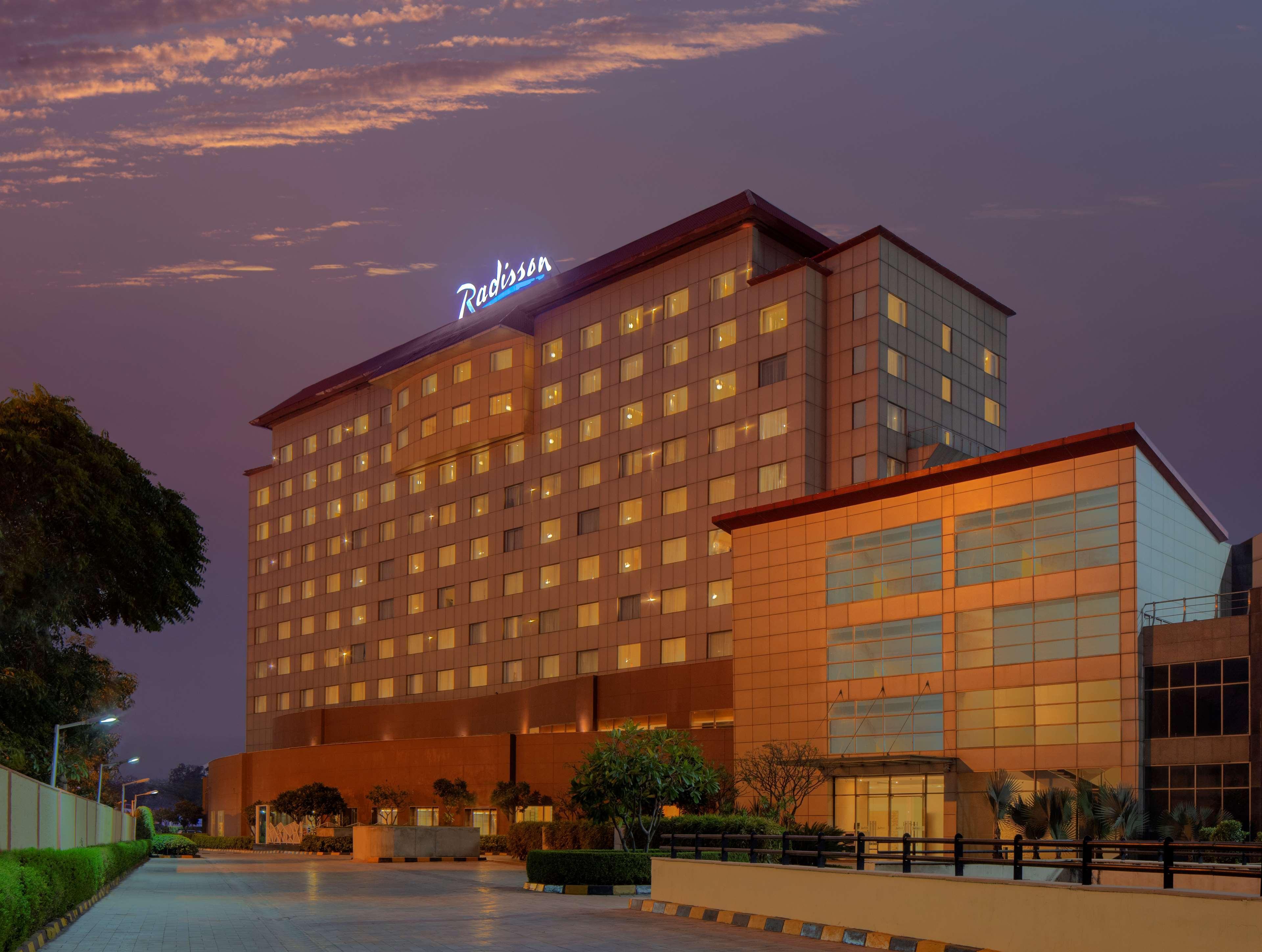 Radisson Gurugram Udyog Vihar Hotel Gurgaon Exterior foto