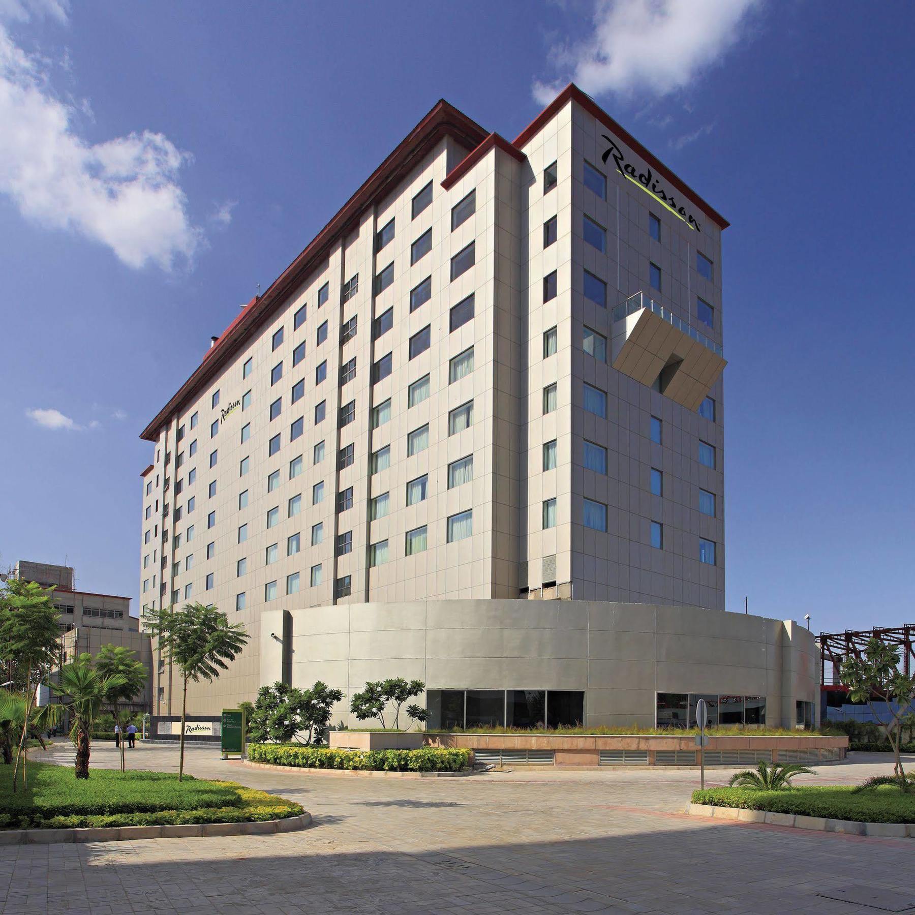 Radisson Gurugram Udyog Vihar Hotel Gurgaon Exterior foto